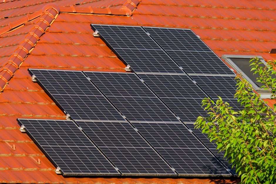 Anti Sliding Pitched Tile Roof Solar Mounting: Why Standard Tile Hooks Often Fall Short on Steep Roofs